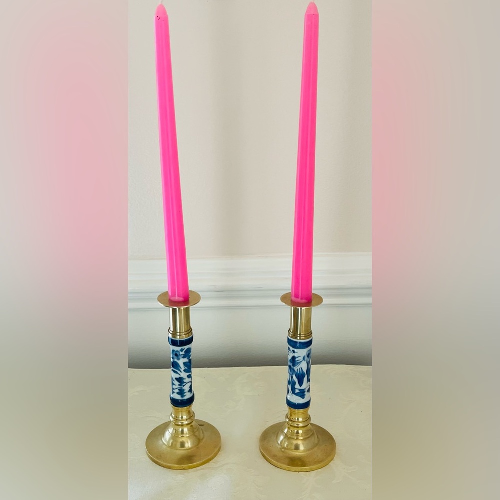 Chinoiserie Blue & White Porcelain and Solid Brass Pair Of Candlesticks - Picture 2 of 15